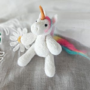 Unicornio de fieltro con aguja a mano / Adopta un unicornio como mascota
