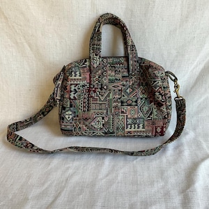Bolso bandolera con cremallera y asa superior con diseño de tapiz de cabaña vintage