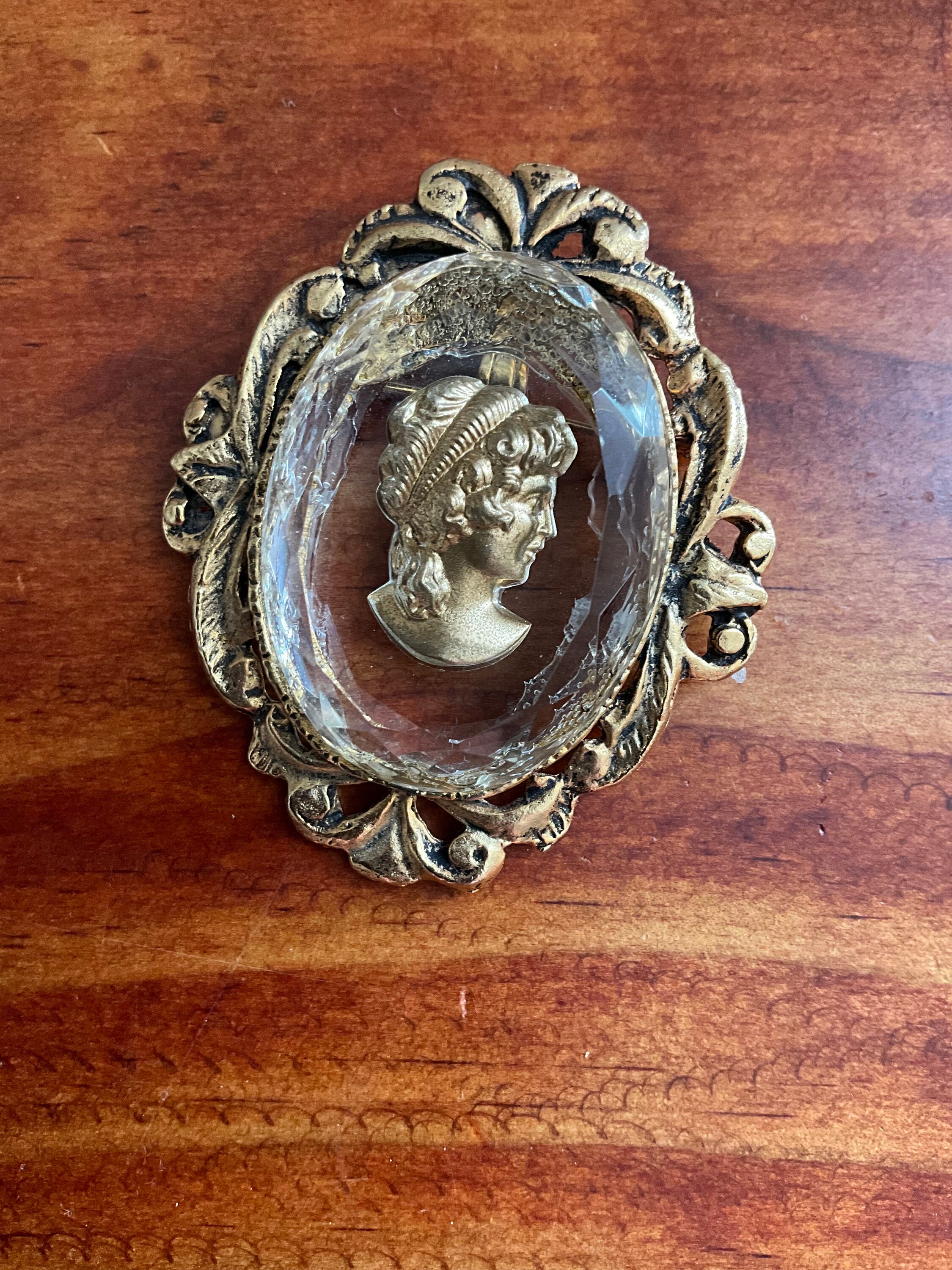 Broche Vintage Dorée à Camée En Verre – Bijou Ancien