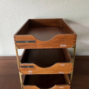 Bandeja de escritorio de madera vintage de 3 niveles apilable para papel de carta, cola de milano con soportes de latón. LEER DESCRIPCIÓN