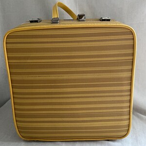 Vintage Gelber Reisekoffer &quot;&quot;Air King&quot;&quot; - Mit Griff.&quot;