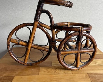 Vintage rotan bamboe fiets plantenhouder uit het midden van de eeuw