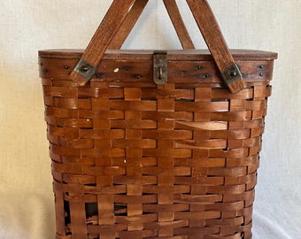 Cesta de picnic vintage de mimbre tejido, madera y metal