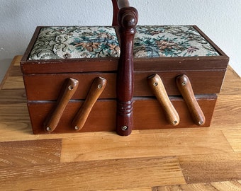 Piccola scatola per fisarmonica vintage in legno con cuscino con arazzo floreale