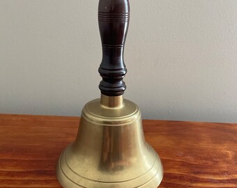 Vintage grote schoolmeester messing en houten handbel