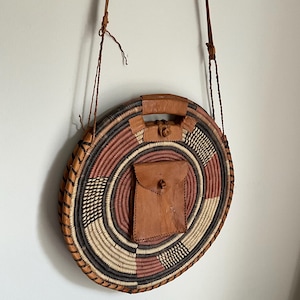 Bolso bandolera de cuero tejido redondo estilo bohemio vintage de los años 70