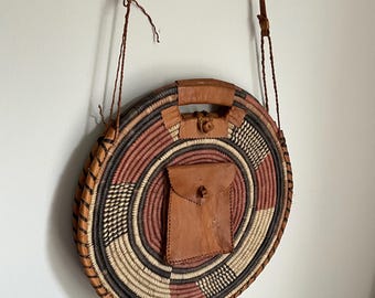 Bolso bandolera de cuero tejido redondo estilo bohemio vintage de los años 70