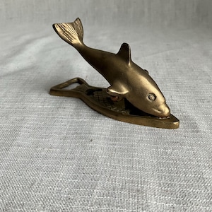 Fermacarte vintage in ottone massiccio a forma di delfino, apribottiglie