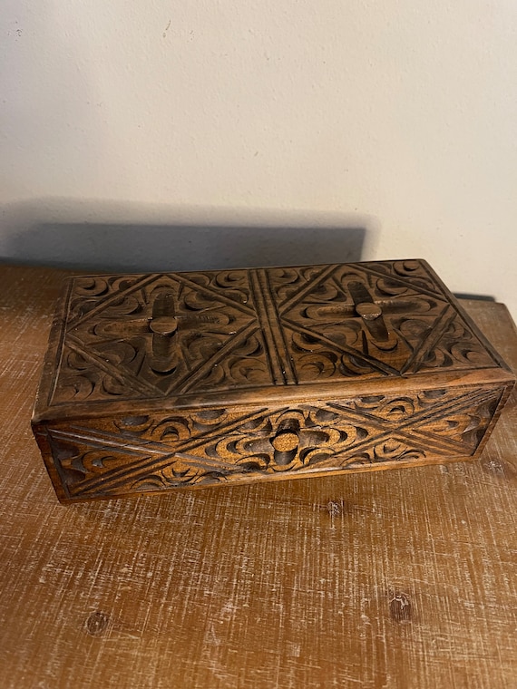 Vintage wooden trinket/jewelry box