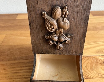 Boîte d'allumettes avec des allumettes en bois isolées sur fond blanc