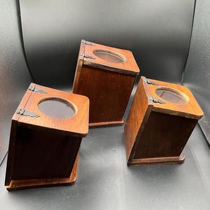 Vintage Mid Century Style Set mit 3 hölzernen schrägen Küchenkanistern mit Fensterdeckeln LESEN SIE BESCHREIBUNG