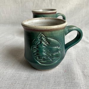 Vintage keramik LJS Linda Sharpless par gröna julgranskaffemuggar