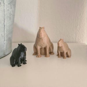 Small Capybara Statue – Cute Animal Figurine for Desk or Shelf Decor