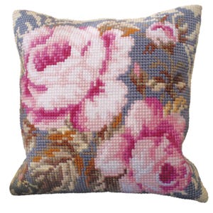 Könnte beinhalten: Ein Dekokissen mit einem Blumendesign mit rosa Rosen auf grauem Hintergrund.
