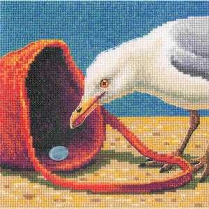 Puede incluir: Obra de arte de punto de cruz que representa una gaviota con plumas blancas y grises, pico y patas naranjas, y un cubo rojo. Una moneda azul descansa cerca del cubo sobre una superficie beige, con un fondo de cielo azul.