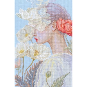 以下が含まれることがあります： 白い花と赤い花に囲まれた女性の横顔のクロスステッチアート。女性は赤い唇をしており、白いドレスを着ています。背景は水色です。