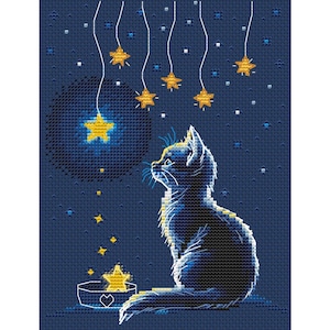 Puede incluir: Diseño de punto de cruz de un gato negro mirando estrellas amarillas colgantes contra un cielo nocturno azul oscuro. Una estrella brillante está en un cuenco con un corazón. El diseño presenta un tema de noche estrellada.
