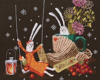 Könnte beinhalten: Zwei weiße Kaninchen auf einem dunklen Hintergrund mit Schneeflocken. Ein Kaninchen schwingt auf einer Schaukel und das andere hält eine Tasse mit einem Strickpullover. Der Text "With Love" steht auf einem Etikett.