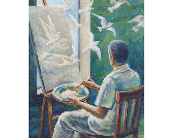Könnte beinhalten: Ein Kreuzstich-Kunstwerk zeigt einen Künstler, der Möwen auf einer Staffelei malt. Der Künstler trägt ein hellblaues Hemd und eine Hose. Ein Holzstuhl und ein Fenster sind ebenfalls zu sehen.