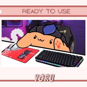 Könnte beinhalten: Cartoon-Gaming-Setup mit Maus, Mauspad und Tastatur. Das rote Mauspad hat ein grafisches Design. Die Tastatur hat LED-Lichter. Das Bild enthält eine Cartoonfigur und den Text "READY TO USE" und "YORU".