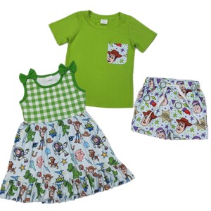 Puede incluir: Una camiseta verde con un bolsillo con un personaje de dibujos animados, un vestido azul claro con una parte superior a cuadros verdes y blancos y un estampado de personajes de dibujos animados, y pantalones cortos azul claro con un estampado de personajes de dibujos animados.