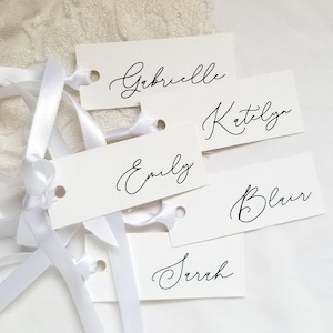 Bruiloft cadeau tags, cadeau tags met lint, hanger naamplaatjes, bruidsmeisjes tags, aangepaste tags, vrijgezellen cadeau tag, wit linnen