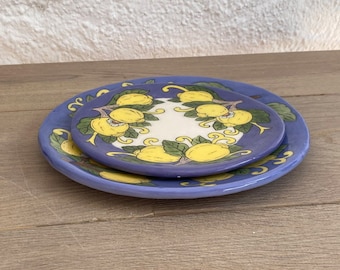 Set aus 2 Keramiktellern handgefertigt und handbemalt mit traditionellen Zitronen, blaues Design