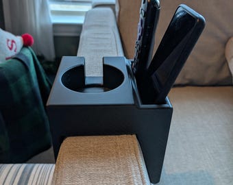 Soporte para vasos Lovesac Sactional para reposabrazos, compatible con reposabrazos angulares o estándar, con compartimento para accesorios.