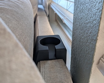 Reposabrazos Lovesac Sactional con portavasos individual para reposabrazos en ángulo