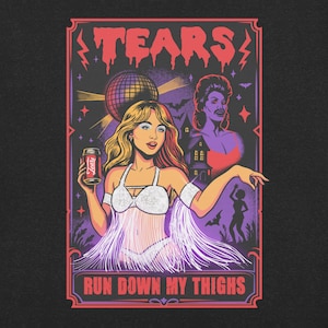 Op de afbeelding: Een vintage poster met een vrouw die een blikje "Tears" bier vasthoudt. De poster toont een vrouw in een witte outfit, een discobal en de tekst "TEARS RUN DOWN MY THIGHS" in een rood-paars kleurenschema.