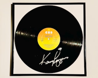 エルヴィス・プレスリーのサイン入りビニールレコード（黒枠付き