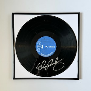 Elvis Presley signierte Schallplatte mit schwarzem Bilderrahmen
