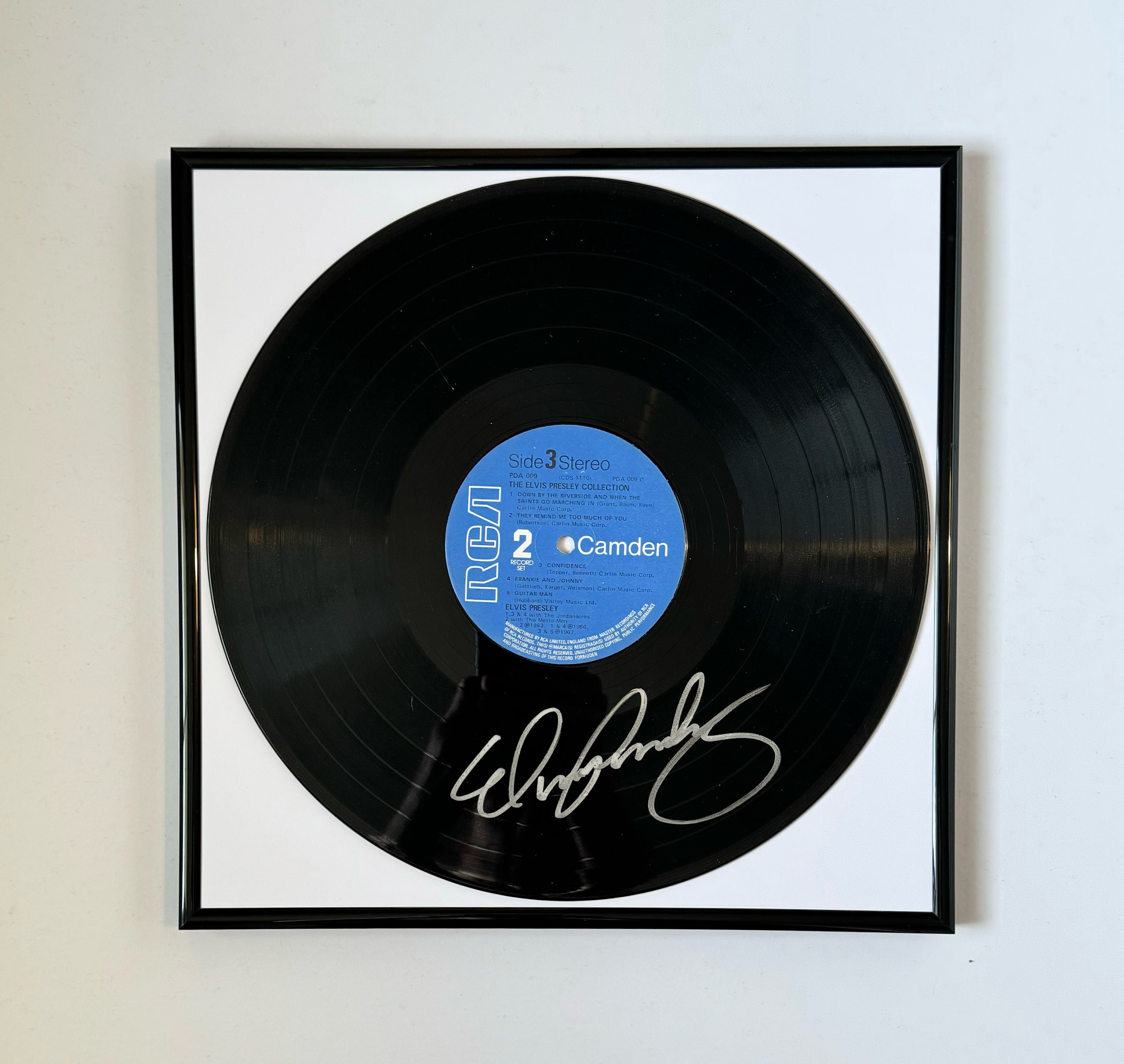 エルヴィス・プレスリーのサイン入りビニールレコード（黒枠付き