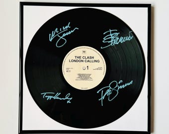 エルヴィス・プレスリーのサイン入りビニールレコード（黒枠付き