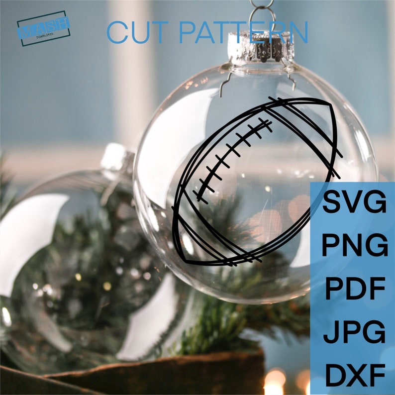 Peut inclure: Une boule de No&euml;l en verre transparente avec un motif de ballon de football dessin&eacute; &agrave; la main en noir et blanc. La boule est suspendue &agrave; un crochet argent&eacute;. Le texte "CUT PATTERN" est visible en arri&egrave;re-plan.
