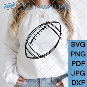 Peut inclure: Un dessin au trait noir et blanc d'un ballon de football sur un sweat-shirt blanc. Le sweat-shirt est port&eacute; par une personne. L'image comprend &eacute;galement le texte "CUT PATTERN" et "SVG, PNG, PDF, JPG, DXF".
