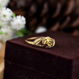 Anillo de oro rosa: anillo floral apilable de latón