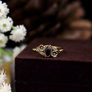 Ring marquise zwarte obsidiaan, goudmessing, sierlijke stapelring
