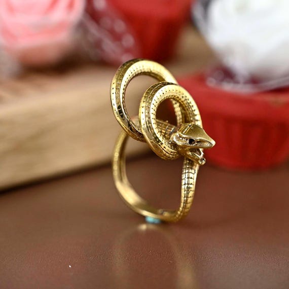 Anillo de serpiente dorado: Anillo de serpiente de latón