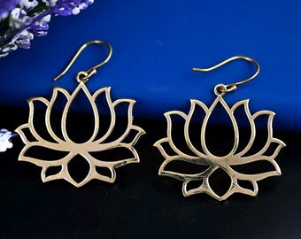 Pendientes de flor de loto dorada: joyas colgantes bohemias de latón