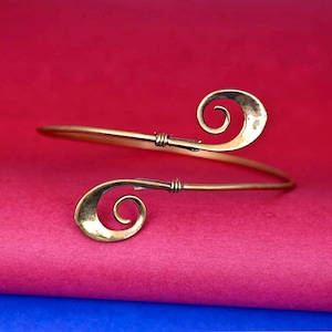 Upper arm cuff arm band spiral handmade made of brass, jewelry