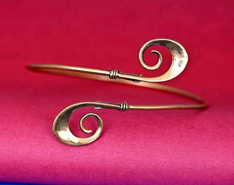 Bracciale a spirale per la parte superiore del braccio, realizzato a mano in ottone, gioielli