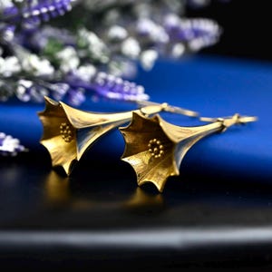 Gebürstete Goldblumen-Ohrringe: Minimalistischer Messingschmuck