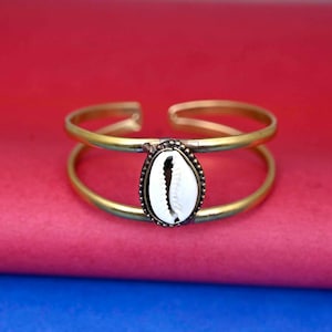 Guldfärgad kauri-snäcksarmband: Justerbar mässingsmanschett i boho-stil