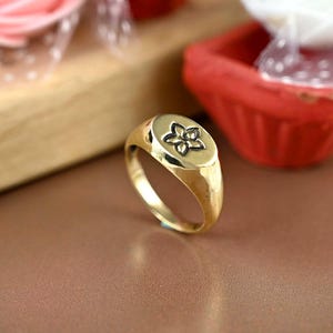Birth Flower Ring, Floral Signet Ring, valentines day gifts, Personalized Jewelry, Silver, Gold and Rose Gold, Gift for Mom