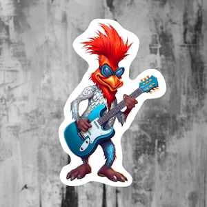Op de afbeelding: Een sticker met een cartoonhaan die een blauwe elektrische gitaar bespeelt. De haan heeft rode veren, een blauwe zonnebril en een witte en blauwe gitaar. De achtergrond is een abstract ontwerp in grijstinten.