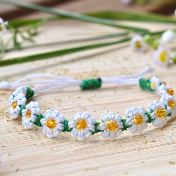 Bellis • Makramee Blumenarmband mit Perlen • Armband geflochten • Bellis Berlin