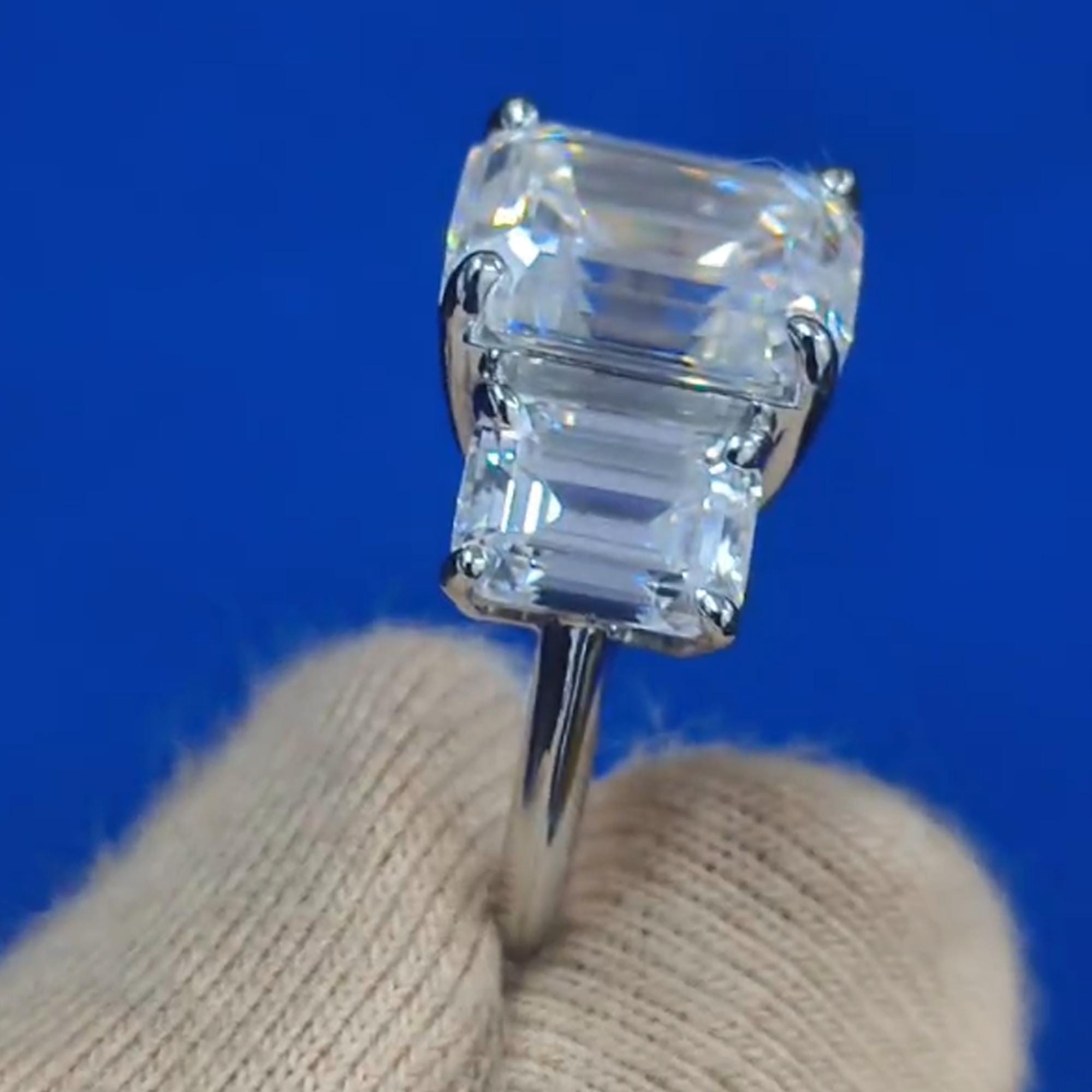 エメラルドカット モアッサナイト トリロジーリング：14Kホワイト