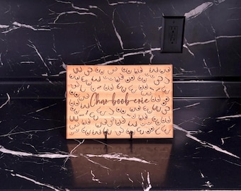 Tábua de corte de bordo gravada a laser Char-boob-Erie | Decoração engraçada | Presente engraçado | Seios | Piadas sobre seios | Conscientização sobre o câncer de mama