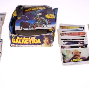Juego de cartas coleccionables originales de Battlestar Galactica de 1978, compradas en el Reino Unido en la década de 1970. Peso: 438 g. Envío GRATIS.